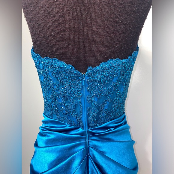 Strapless lace embellished corset fitted gown with keyhole - Picture 6 of 9